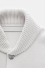 Nahaufnahme des Lunaria Cashmere Cashmere Strickblouson hellgrau von oben, zeigt den typischen Blousonkragen, Slim Fit, gewalkte Qualität und Fünf-Knopf-Leiste, ungefüttert und mit weichem Griff.