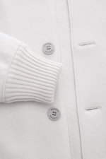 Nahaufnahme des hellgrauen Lunaria Cashmere Cashmere Strickblousons mit gewalkter Qualität, Slim Fit, Blousonkragen und Rippbündchen.