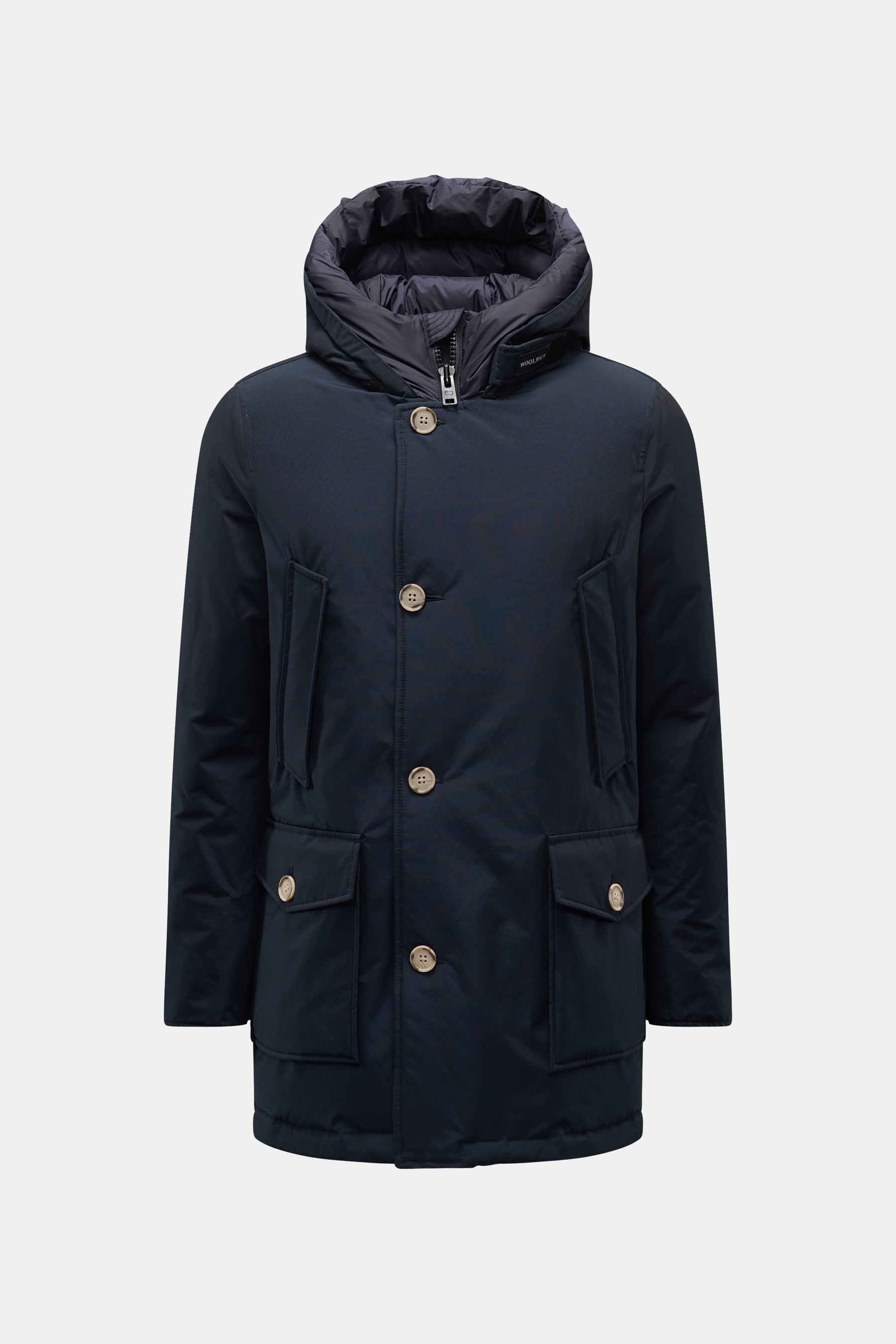 Woolrich Daunenparka 'Arctic Parka' navy in Frontansicht, Slim Fit, Baumwoll-Microfaser-Mix, mit Daunenfüllung, Kapuze, Knöpfen, Taschen und Windschutz.