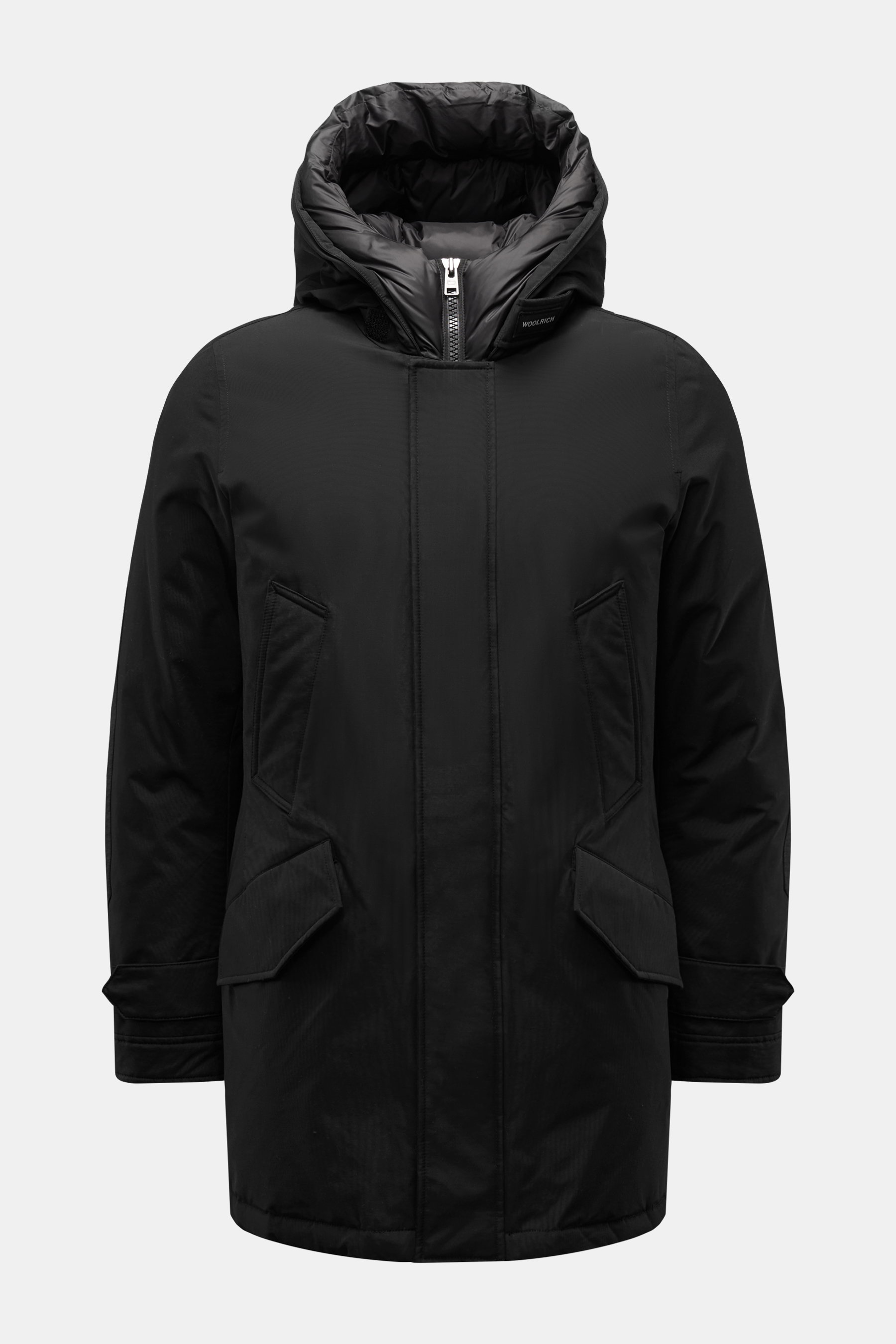 Woolrich Daunenparka "Polar High Collar" schwarz, frontale Ansicht, wind- und wasserabweisend, mit wattierter Kapuze, vier Fronttaschen, Slim Fit.