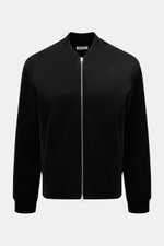 Soft Goat Blouson schwarz, frontal fotografiert, nachhaltiger Blouson aus Wolle und Cashmere, Slim Fit, zwei-Wege-Reißverschluss, schräge Leistentaschen.