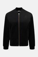 Soft Goat Blouson schwarz, frontal fotografiert, nachhaltiger Blouson aus Wolle und Cashmere, Slim Fit, zwei-Wege-Reißverschluss, schräge Leistentaschen.