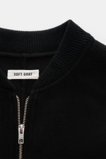 Nahaufnahme des Soft Goat Blouson schwarz, nachhaltiger Woll- und Cashmere-Mix, weicher Griff, Slim Fit, Blousonkragen, Zwei-Wege-Reißverschluss.