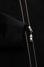 Soft Goat Blouson schwarz, Detailfoto von Ärmel mit breitem Rippbündchen und zwei-Wege-Reißverschluss aus weichem Wolle-Cashmere-Mix, slim fit, ungefüttert.