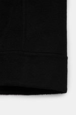 Soft Goat Blouson schwarz, Detailaufnahme des weichen, nachhaltigen Woll-Cashmere-Materials und breitem Rippbündchen, Slim Fit, Frontansicht.