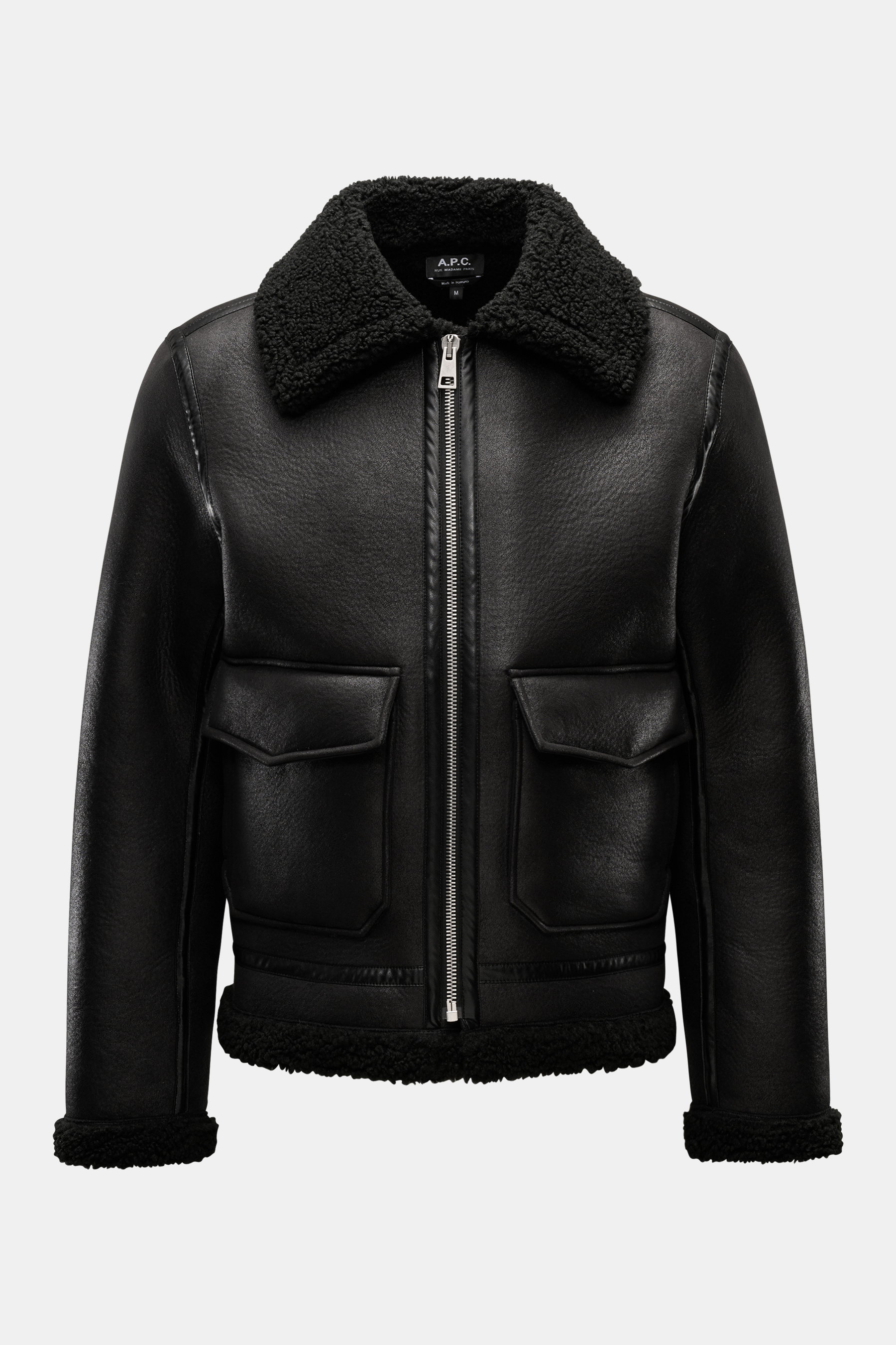 A.P.C. Jacke 'Tommy' schwarz im Slim Fit, Frontansicht, mit breitem Umlegekragen in Lammfelloptik, Metall-Reißverschluss und aufgesetzten Fronttaschen.