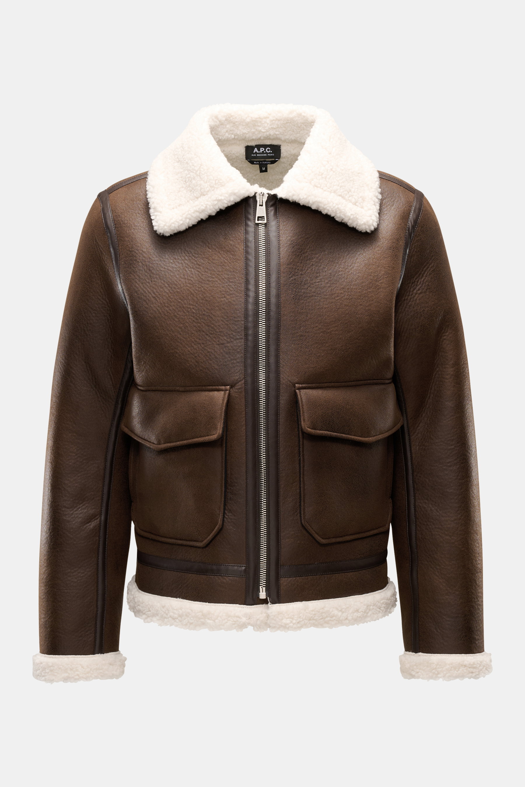 A.P.C. Jacke 'Tommy' dunkelbraun/offwhite mit Lammfelloptik, breitem Umlegekragen, Metall-Reißverschluss, Slim Fit, Fronttaschen, frontal fotografiert.