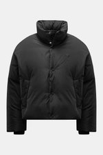 Schwarze Ami Paris Daunenjacke in Frontansicht mit wattiertem Kragen, Oversized Fit, sechs Knöpfen, paspelierten Taschen und gestepptem Logo.