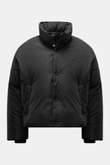 Schwarze Ami Paris Daunenjacke in Frontansicht mit wattiertem Kragen, Oversized Fit, sechs Knöpfen, paspelierten Taschen und gestepptem Logo.