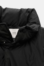 Nahaufnahme der Ami Paris Daunenjacke schwarz von vorne oben, mit wattiertem Kragen, Sechs-Knopf-Leiste, glatter Microfaser, wärmender Daunenfüllung und gestepptem Herz-Logo.
