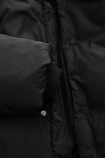 Nahaufnahme der Ami Paris Daunenjacke schwarz von innen mit wattiertem Kragen, Rippbündchen, Microfaser und Knopfleiste.