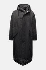Anthrazitfarbener Ami Paris Parka, frontale Aufnahme, oversized Fit, wasserabweisender Crinkle-Serge, Kapuze mit Tunnelzug, Fishtail, zwei-Wege-Reißverschluss.