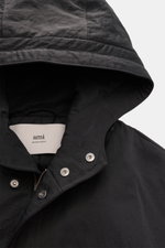 Nahaufnahme des wasserabweisenden Ami Paris Parka anthrazit mit Kapuze, Tunnelzug, Knopfleiste und hochwertiger Microfaserqualität.
