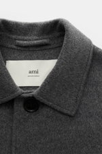 Nahaufnahme der Ami Paris Jacke grau meliert von oben, Slim Fit, Mix aus Schurwolle und Cashmere, weicher Griff, Umlegekragen, Fünf-Knopf-Leiste.