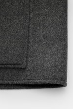 Nahaufnahme der Ärmelkante der Ami Paris Jacke grau meliert, Slim Fit, aus Schurwolle und Cashmere mit weichem Griff, Knopfärmeln, ungefüttert.