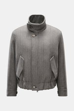 Ami Paris Blouson 'Harrington' grau meliert, frontal fotografiert, mit Stehkragen, Knopfriegel, zwei Pattentaschen, elastischem Saum und Knopfärmeln.
