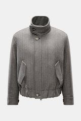 Ami Paris Blouson 'Harrington' grau meliert, frontal fotografiert, mit Stehkragen, Knopfriegel, zwei Pattentaschen, elastischem Saum und Knopfärmeln.