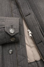 Nahaufnahme des Ami Paris Blouson 'Harrington' grau meliert mit Schurwolle-Microfaser-Mix, Knöpfen, Reißverschluss und Steppmuster.