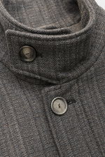 Nahaufnahme des Stehkragens mit Knopfriegel des Ami Paris Blouson "Harrington" grau meliert aus Schurwolle-Microfaser-Mix.
