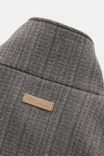 Nahaufnahme des Ami Paris Blouson 'Harrington' grau meliert von hinten oben, Materialmix Schurwolle, Lederlabel sichtbar.
