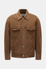 Ami Paris Velourslederjacke hellbraun von vorne fotografiert, Regular Fit, feinstes Veloursleder, weicher Griff, Druckknopfleiste, Umlegekragen, Brusttaschen, verdeckte Fronttaschen, Ärmel mit Manschette, Taillenriegel, Logo-Patch, ungefüttert, zwei Innen