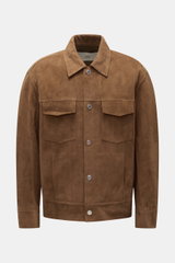 Ami Paris Velourslederjacke hellbraun von vorne fotografiert, Regular Fit, feinstes Veloursleder, weicher Griff, Druckknopfleiste, Umlegekragen, Brusttaschen, verdeckte Fronttaschen, Ärmel mit Manschette, Taillenriegel, Logo-Patch, ungefüttert, zwei Innen