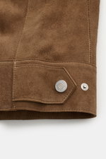 Nahaufnahme der Ärmelmanschette der Ami Paris Velourslederjacke hellbraun aus feinstem Veloursleder mit weichem Griff, Regular Fit, Druckknopfleiste und regulierbarem Taillenriegel.