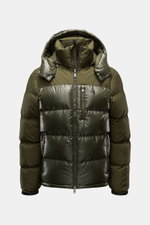 Polo Ralph Lauren Daunenjacke oliv, frontale Ansicht, glänzende und matte Partien, Slim Fit, abnehmbare Kapuze, Zipper-Fronttaschen, wasserabweisend, leichte Daunenfüllung.