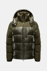 Polo Ralph Lauren Daunenjacke oliv, frontale Ansicht, glänzende und matte Partien, Slim Fit, abnehmbare Kapuze, Zipper-Fronttaschen, wasserabweisend, leichte Daunenfüllung.