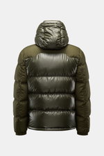Polo Ralph Lauren Daunenjacke oliv, Slim Fit, von hinten fotografiert, glänzend und matt, mit abnehmbarer Kapuze, wasserabweisend und warm.