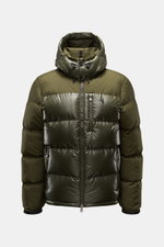 Polo Ralph Lauren Daunenjacke oliv, frontale Ansicht, glänzend und matt kombiniert, mit abnehmbarer Kapuze, Slim Fit, wasserabweisend, Daunenfüllung.