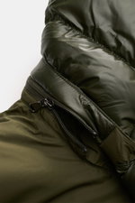 Nahaufnahme der Polo Ralph Lauren Daunenjacke oliv von oben rechts mit glänzender, wasserabweisender Oberfläche, Zipper-Fronttasche und glattem Griff.