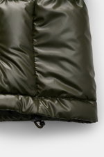 Nahaufnahme der glänzenden, olivfarbenen Polo Ralph Lauren Daunenjacke oliv mit wasserabweisender Oberfläche und regulierbarem Saum.