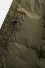 Nahaufnahme der Polo Ralph Lauren Daunenjacke oliv von innen mit Reißverschluss-Innentasche, glatter, glänzender, wasserabweisender Microfaser.