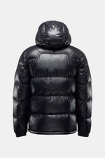 Schwarze Polo Ralph Lauren Daunenjacke in Slim Fit von hinten, glänzend, wasserabweisend mit kapuze und Daunenfüllung.