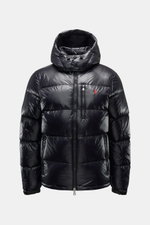 Polo Ralph Lauren Daunenjacke schwarz frontal fotografiert, glänzend, mit abnehmbarer Kapuze, Slim Fit, Daunenfüllung, wasserabweisend, Zipper-Taschen, elastischen Ärmelabschlüssen.