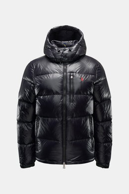 Polo Ralph Lauren Daunenjacke schwarz frontal fotografiert, glänzend, mit abnehmbarer Kapuze, Slim Fit, Daunenfüllung, wasserabweisend, Zipper-Taschen, elastischen Ärmelabschlüssen.
