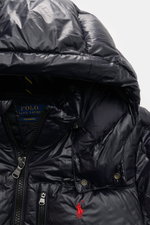 Polo Ralph Lauren Daunenjacke schwarz, glänzend, slim fit mit abnehmbarer Kapuze, Zipper-Taschen, elastischen Abschlüssen, Detailaufnahme von oben.