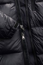 Polo Ralph Lauren Daunenjacke schwarz, Detailansicht von innen auf glänzenden Stoff, Reißverschluss und Klettverschluss, Slim Fit, wasserabweisend, leichte Daunenfüllung.