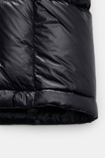Schwarzer Detail-Ausschnitt der Polo Ralph Lauren Daunenjacke schwarz, glänzend, wasserabweisend, Slim Fit mit regulierbarem Saum, elastischen Ärmelabschlüssen.