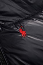 Nahaufnahme der glänzenden Polo Ralph Lauren Daunenjacke schwarz mit rotem Stick-Logo, recycelte Microfaser, Slim Fit, Daunenfüllung.