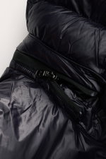 Schwarze Polo Ralph Lauren Daunenjacke im Detail, glänzend, Slim Fit mit abnehmbarer Kapuze, wasserabweisend, Reißverschluss frontal, elastische Ärmelbündchen.