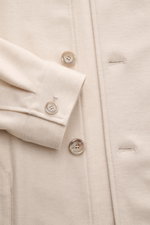 Nahaufnahme der Fedeli Cashmere Flanell-Jacke 'Oxford' sand, Detail von Knöpfen, Ärmel mit Knopf, aus reinem, weichem Cashmere.