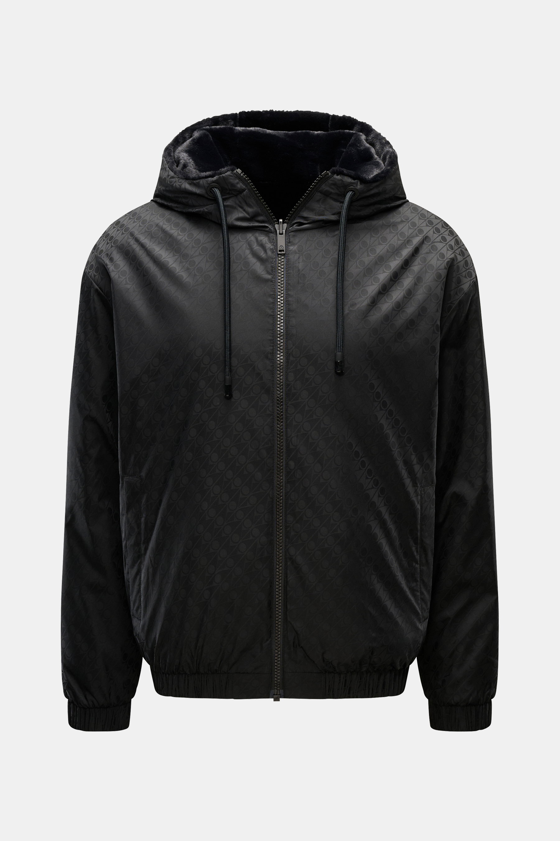 Moose Knuckles Wende-Blouson 'Borden Monogram' schwarz gemustert, frontal, mit Kapuze, Reißverschluss, elastischen Bündchen und weichem Webpelz innen.