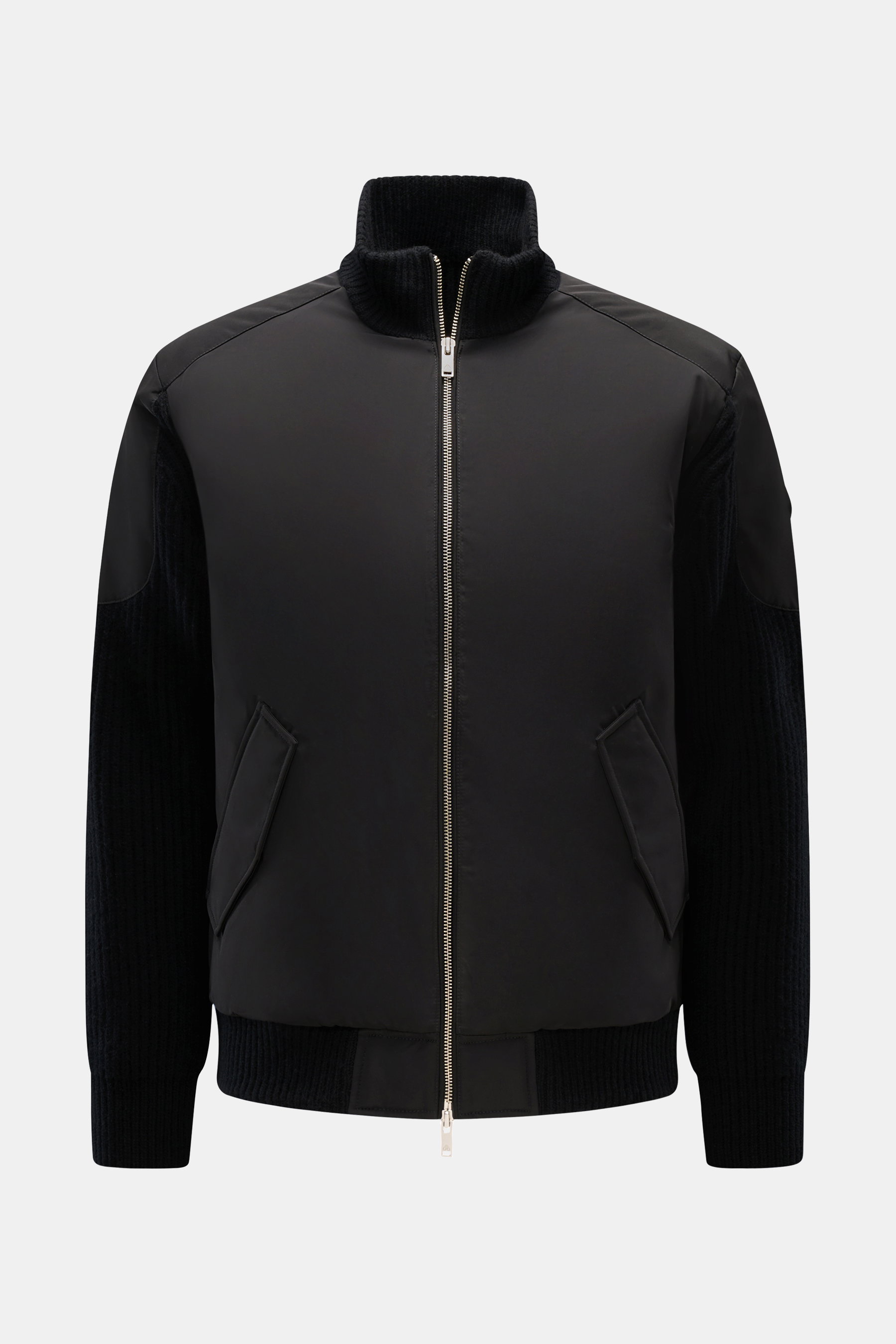 Frontale Aufnahme des Moose Knuckles Daunenblouson 'Magnus Knit Hybrid' schwarz mit hochwertiger Microfaser, gestrickten Wollärmeln, weichem Griff, Slim Fit, robustem Zwei-Wege-Reißverschluss, hoch schließendem Rippstrickkragen, Metall-Logo am Oberarm, Hü