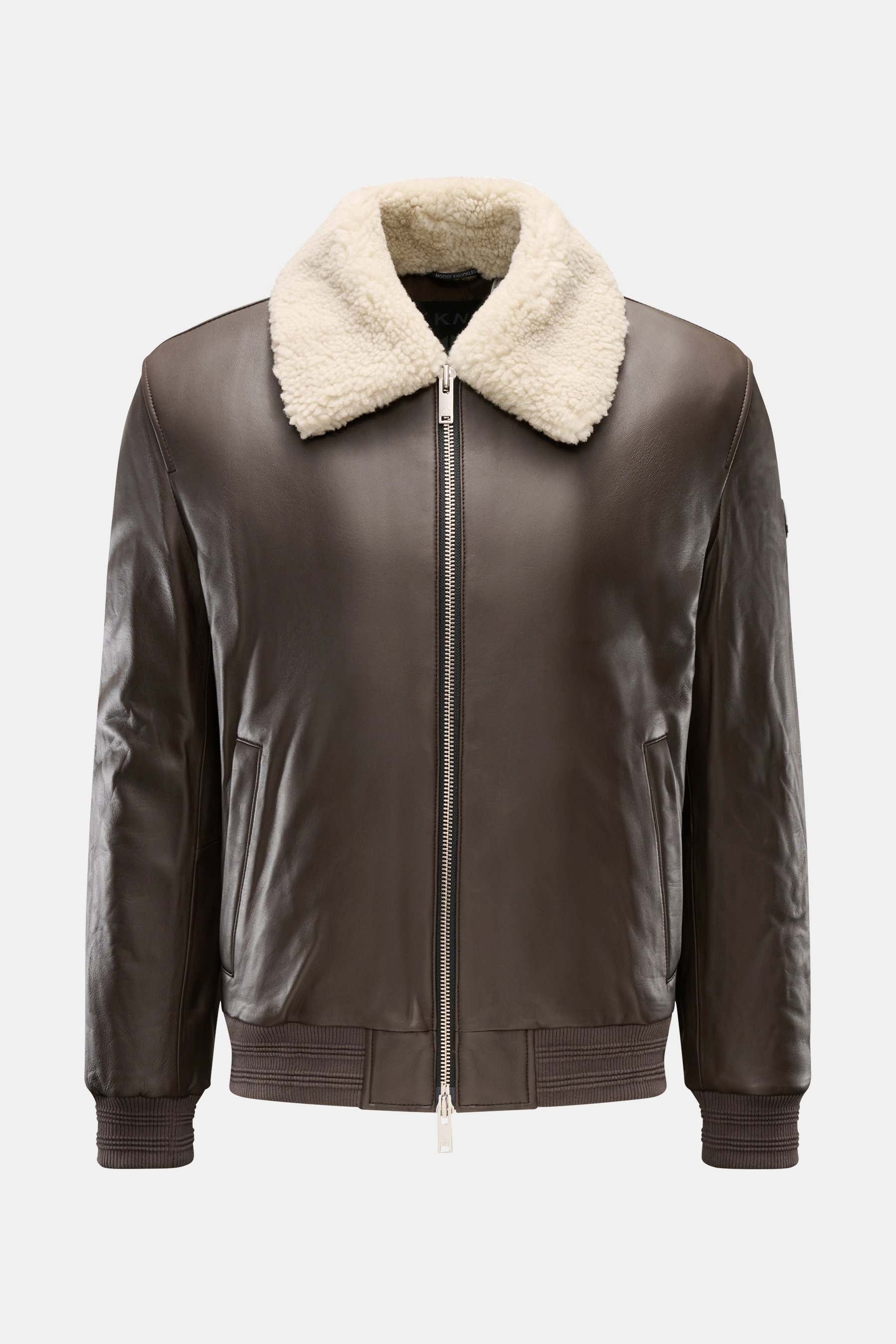 Moose Knuckles Leder-Blouson 'Toba Bomber' graubraun, Slim Fit mit Lammfellkragen, Zwei-Wege-Reißverschluss, glattem Griff, von vorne fotografiert.