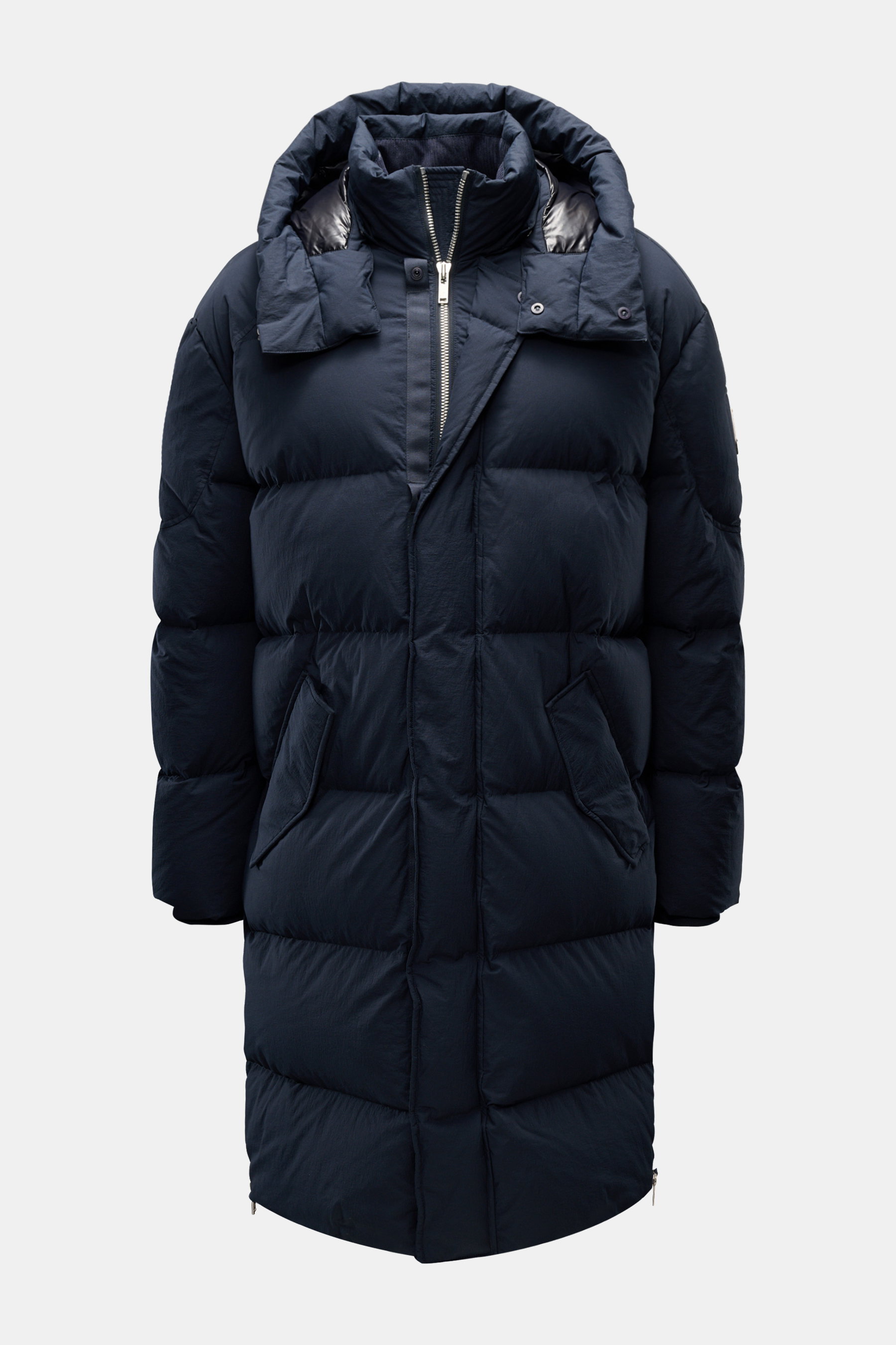 Moose Knuckles Daunenmantel 'Everest Long Puffer' navy, frontale Ansicht, wind- und wasserabweisend, mit Kapuze, Stehkragen, Daunenfüllung und Taschen.