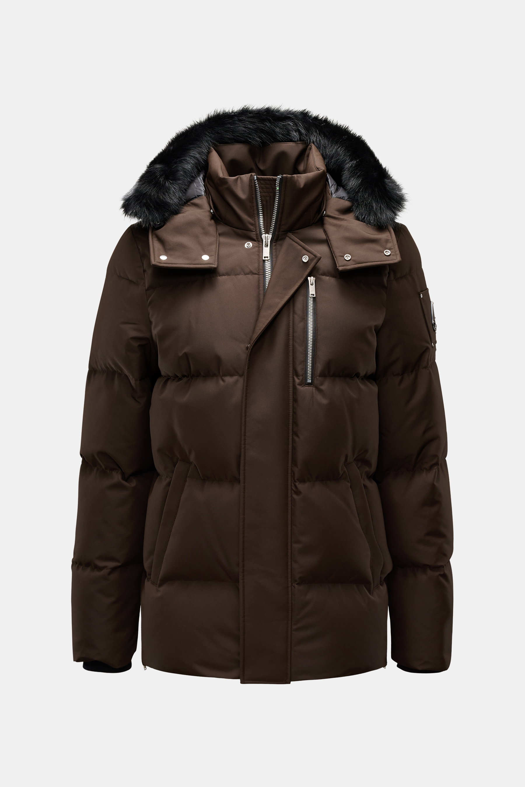 Moose Knuckles Daunenjacke 'Cloud 3Q' dunkelbraun von vorne, wind- und wasserabweisend, mit abnehmbarer Kapuze, Fellbesatz, Slim Fit und Daunenfüllung.