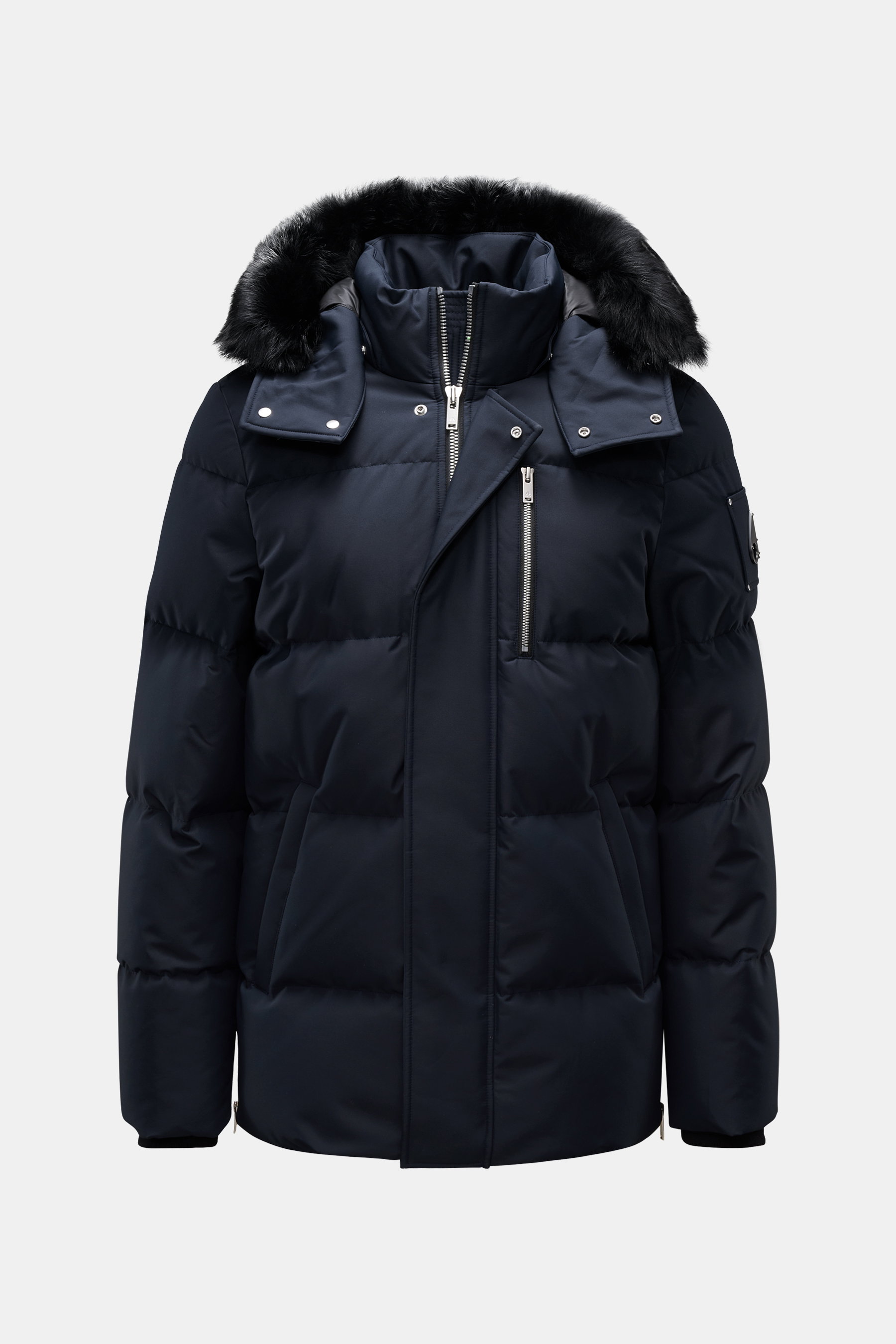 Moose Knuckles Daunenjacke 'Cloud 3Q' navy, frontal fotografiert, mit abnehmbarer Kapuze, Fellbesatz, Daunenfüllung, wind- und wasserabweisend, Slim Fit, zwei-Wege-Reißverschluss, Taschen und Metall-Logo.