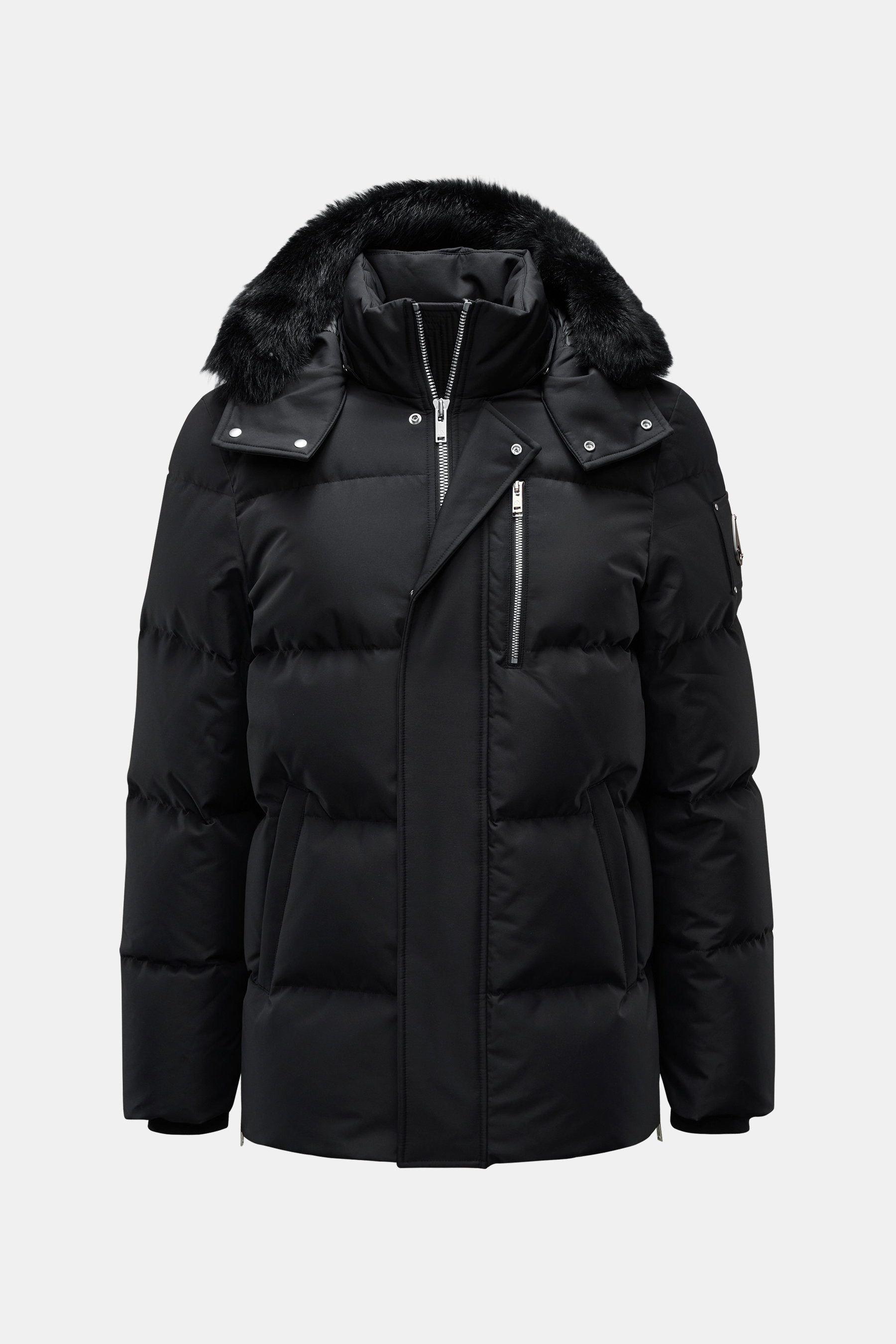 Moose Knuckles Daunenjacke "Cloud 3Q" schwarz, frontale Ansicht, wind- und wasserabweisend, mit abnehmbarer Kapuze, Fellbesatz, Daunenfüllung, Slim Fit, Reißverschlusstaschen.